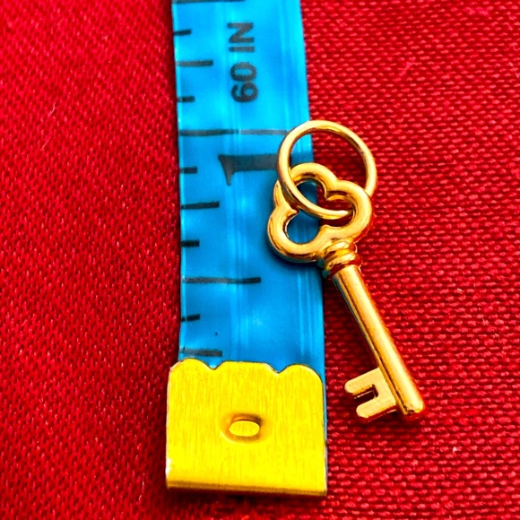 5/$10❤️❤️❤️NEW ROSE GOLD TONE ALLOY KEY CHARM PENDANT - Picture 2 of 2